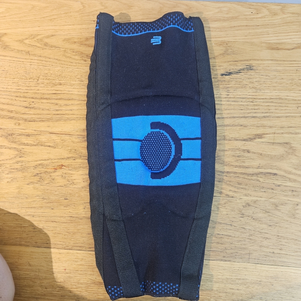 Bauerfeind Genutrain knee Brace 4 L or size Large compression